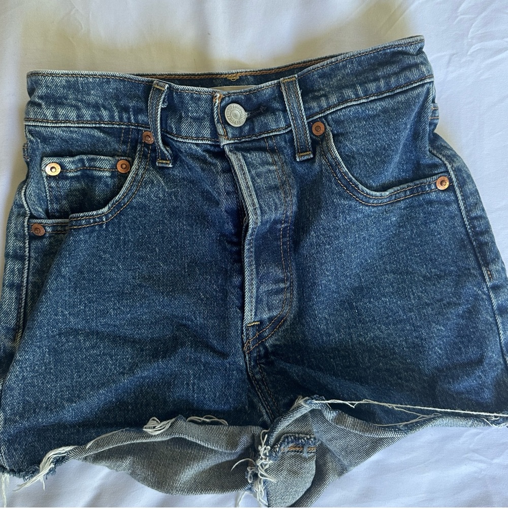 Levi’s Ribcage Shorts - Picture 3 of 4